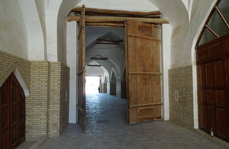 Polvon Darvoza Gates