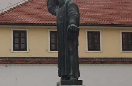 Grgur Ninski Statue