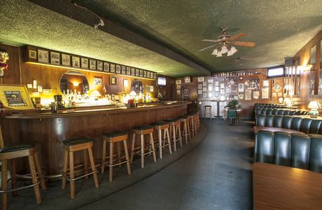 Gee's Bar
