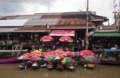 Lam Pam Floating Market
