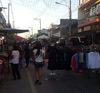 San kamphang Saturday walking street market