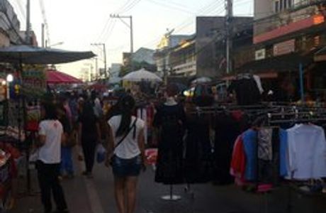 San kamphang Saturday walking street market