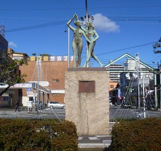 Wa to Hagemi Statues of Women