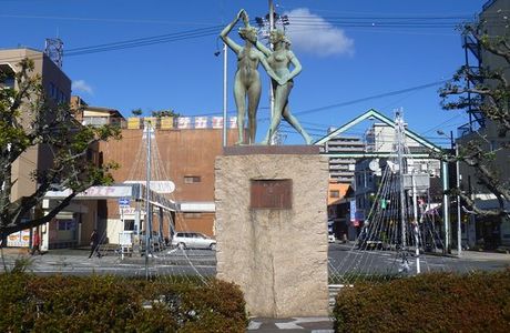 Wa to Hagemi Statues of Women