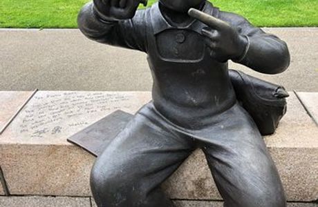 OOR Wullie Bronze Statue