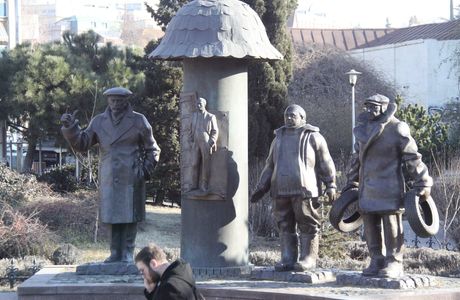 Monument to Characters of Movie Mimino