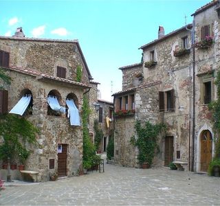 Piazza del Castello di Montemerano