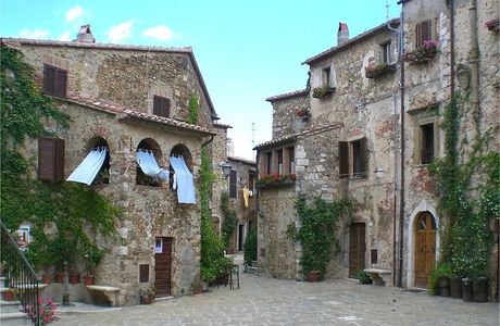 Piazza del Castello di Montemerano