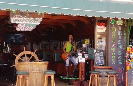 Dunes and Tunes, Irish Bar