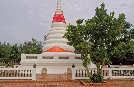 Phra Chedi Klang Nam