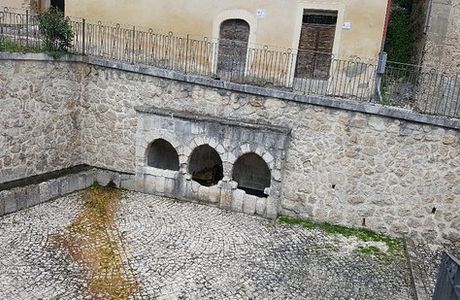 Fontana duecentesca - abbeveratoio e lavatoio medievale