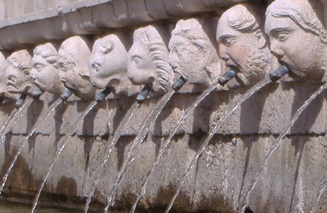 Fontana delle 99 cannelle