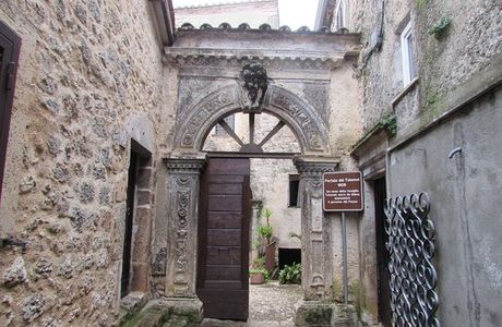 Portale dei Tolomei