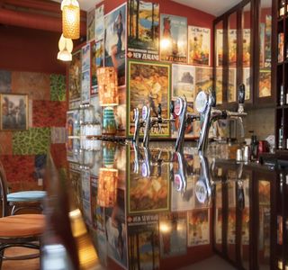 Mo's Bar