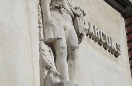 Haut-relief signalant l'entree de l'ecole de garcons