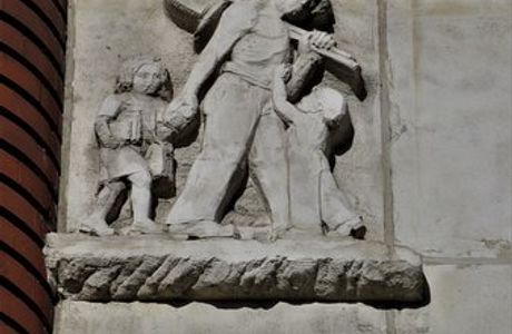 Bas-relief signalant l'entrée de l'école de garçons