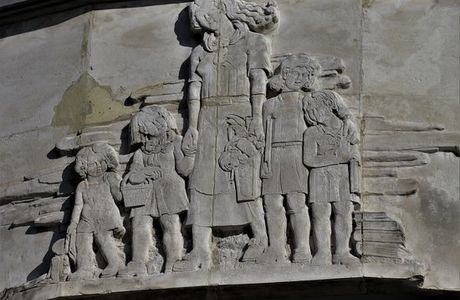 Bas-relief signalant l'entrée de l'école de filles