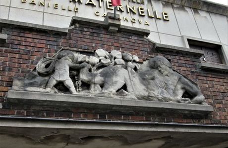 Bas-relief "Le Conte du petit Poucet"