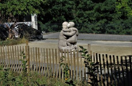 Statue representant une mere et son enfant