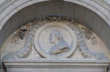 Bas-reliefs de la façade du dispensaire Louise Michel