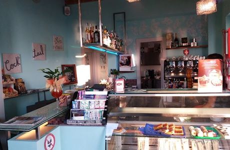La Perla Cafe