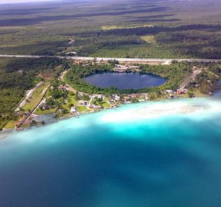 Lago Bacalar (Lake of the Seven Colors)