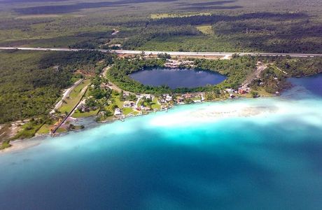 Lago Bacalar (Lake of the Seven Colors)