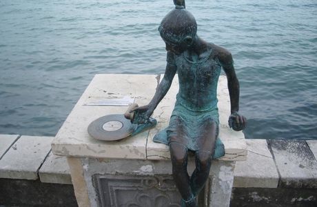 Sculpture Nika and Record Player