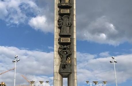 Monument Druzhba Narodov Naveki s Rossiyey
