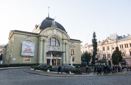 Filarmonii Square