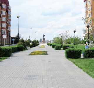 Governor Anatoliy Guzhvin's Avenue