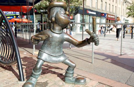 Minnie The Minx Statue