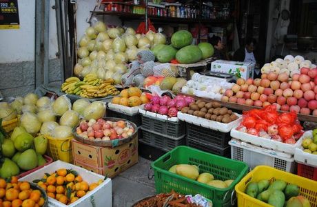 local food and produce market in Yangshuo