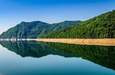 Yimeng Lake