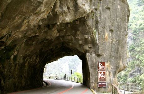 Yanzihkou Trail (Swallow Grotto)