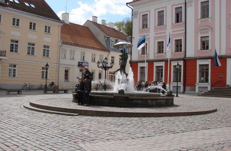 The Kissing Students fountain
