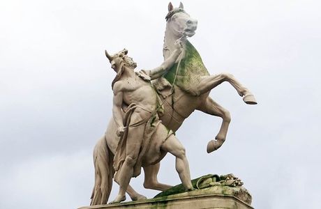 Skulpturen "Obotrit mit Pferd"