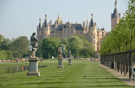 Sandsteinfiguren des sächsischen Hofbildhauers Balthasar Permoser
