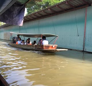 Bangnoi Floating Market