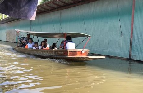 Bangnoi Floating Market