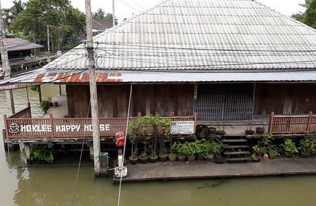 Lao Tuk Luck Floating Market
