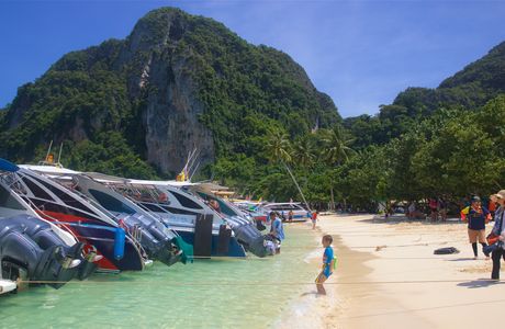 Phi Phi Paint Bar