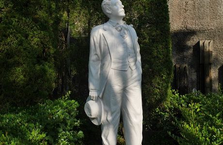 Puccini Statue