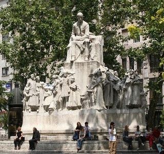 Vorosmarty Square (Vorosmarty ter)