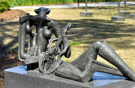 The Sydney and Walda Besthoff Sculpture Garden at NOMA