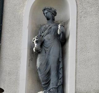 Statue de Femme dans son alcove