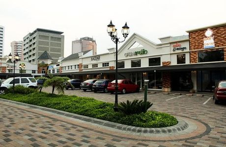 Plaza The Village