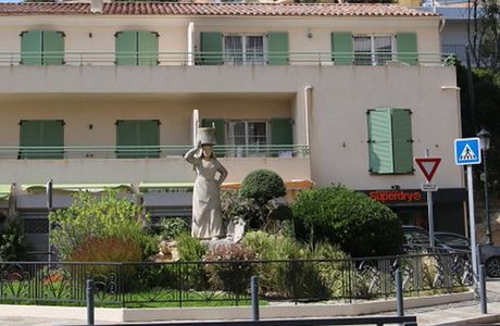 Statue la porteuse d'eau