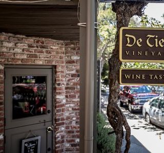 De Tierra Vineyards Tasting Room