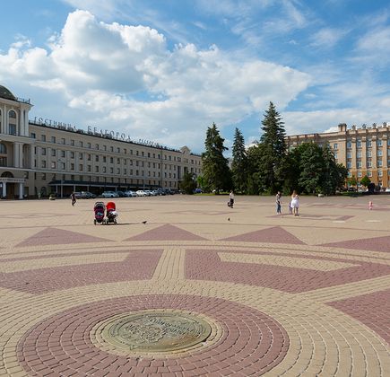 Sobornaya Square 2